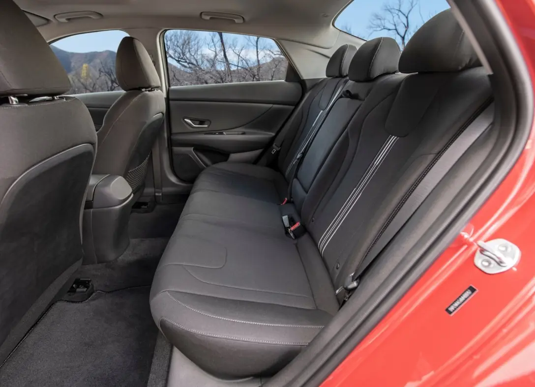 1674126-Hyundai-Elantra-2023-07.jpg