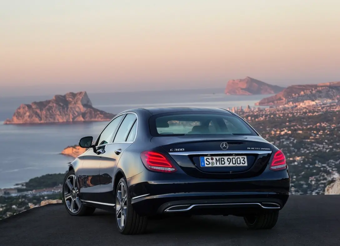 1648639-Mercedes-Benz-C-Class-2018-02.jpg