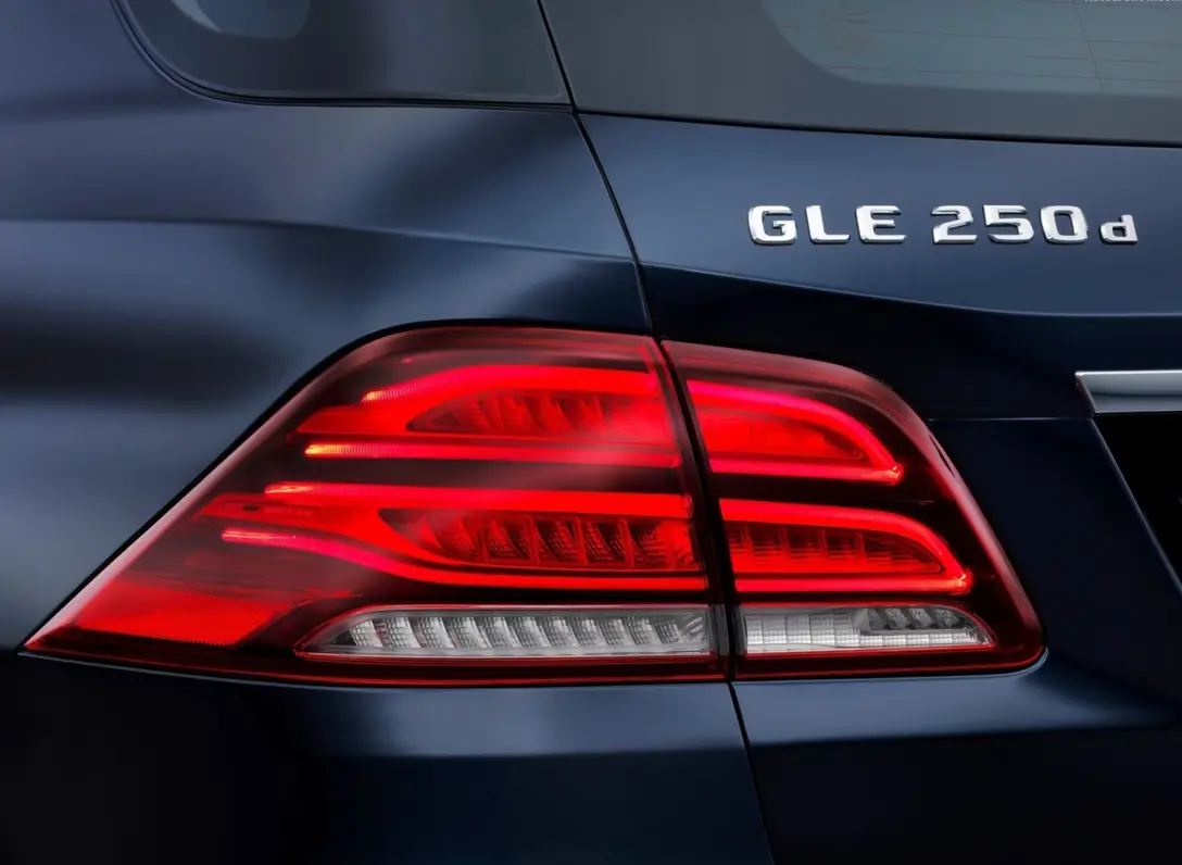 1656008-Mercedes-Benz-GLE-2017-08.jpg