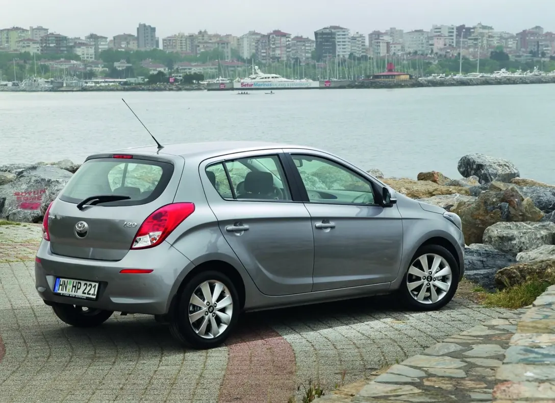 1651333-Hyundai-i20-2012-02.jpg