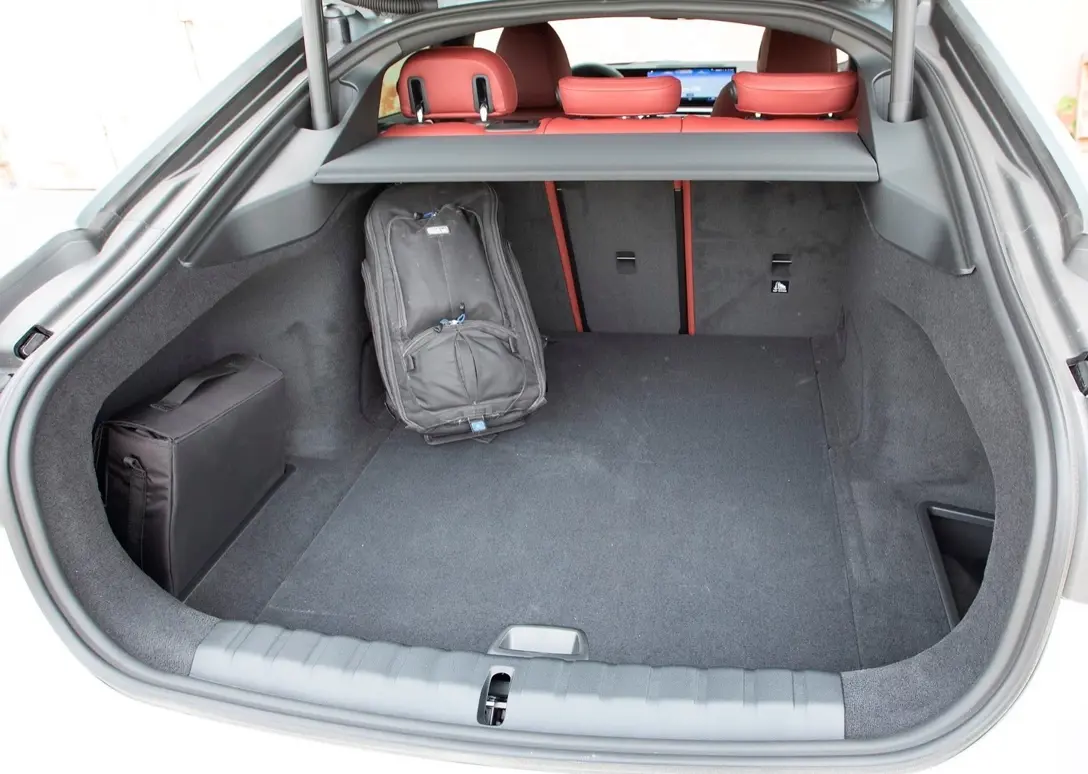 1675778-BMW-i4-2023-11Y.jpg