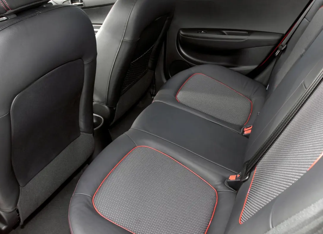 1651373-Hyundai-i20-2010-06.jpg