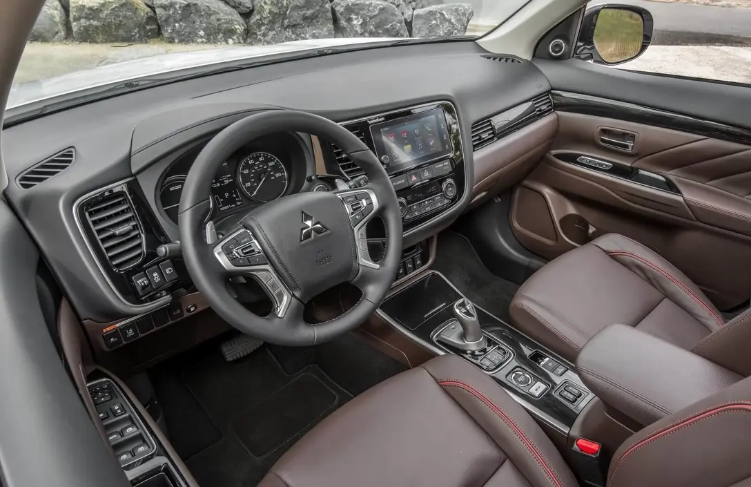 1631748-Mitsubishi-Outlander_PHEV-05.jpg