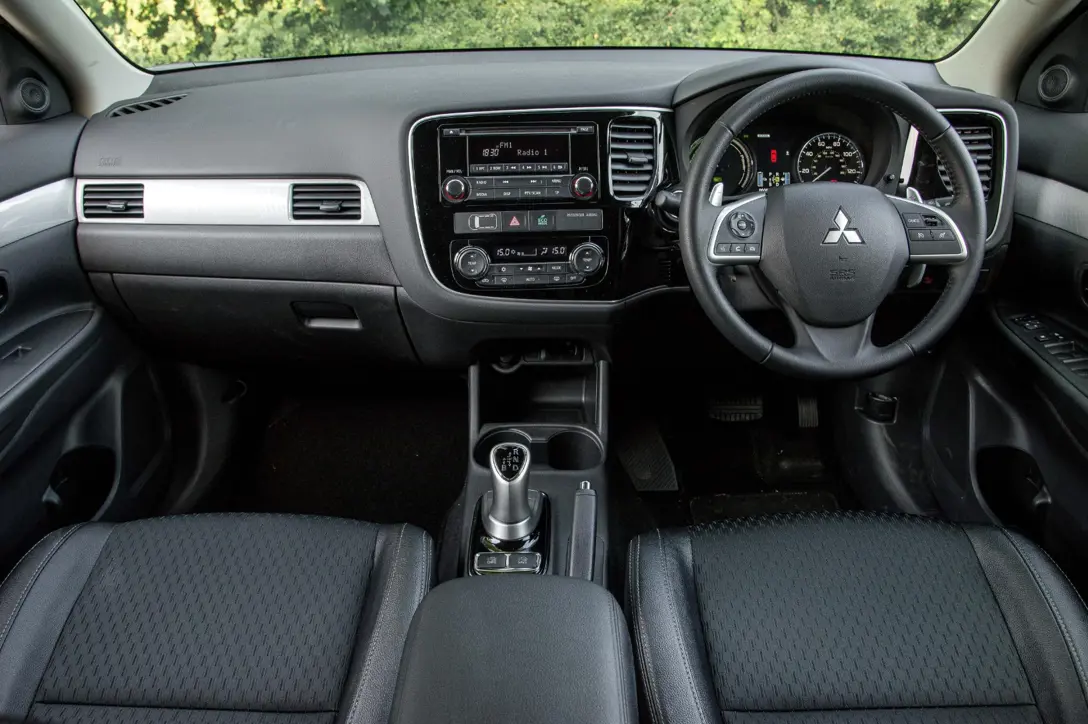 1653429-Mitsubishi-Outlander_PHEV-2016-04.jpg
