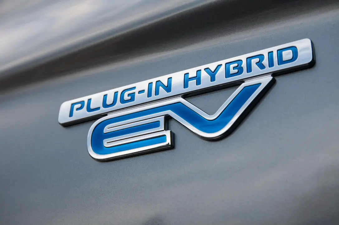 1653426-Mitsubishi-Outlander_PHEV-2016-09.jpg