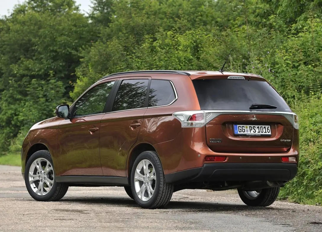 1638670-Mitsubishi-Outlander-2017-02.jpg