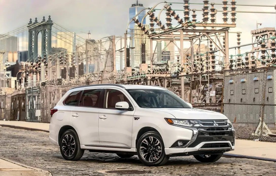 1631746-Mitsubishi-Outlander_PHEV-04.jpg