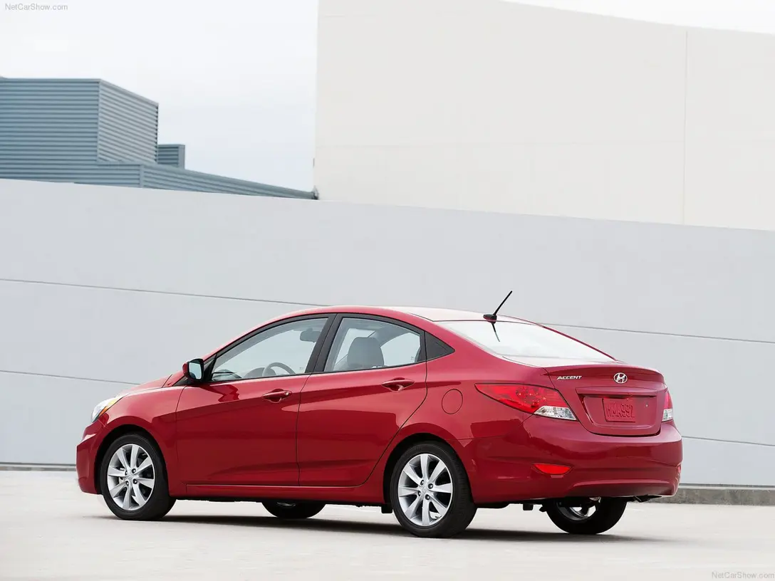 1583345-Hyundai i25 3.jpg