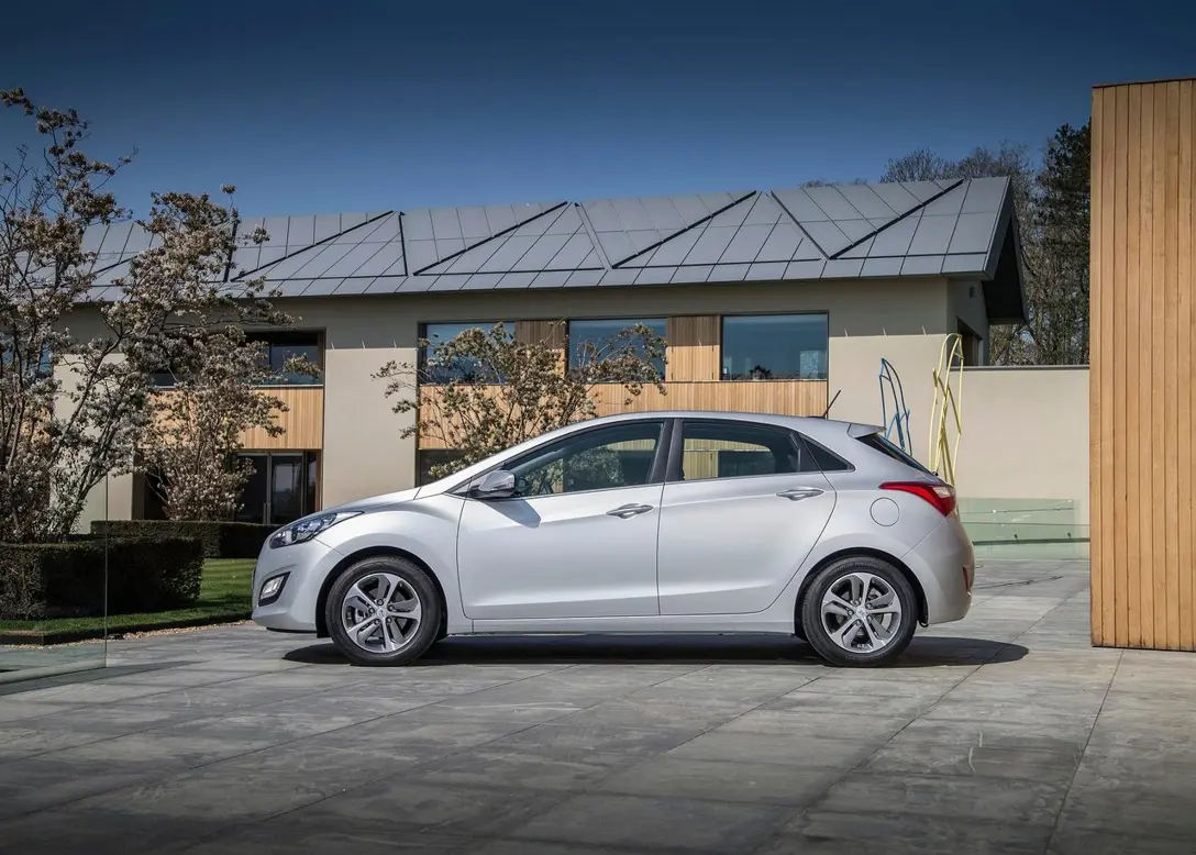1645663-Hyundai-i30-2015-1280-0b.jpg