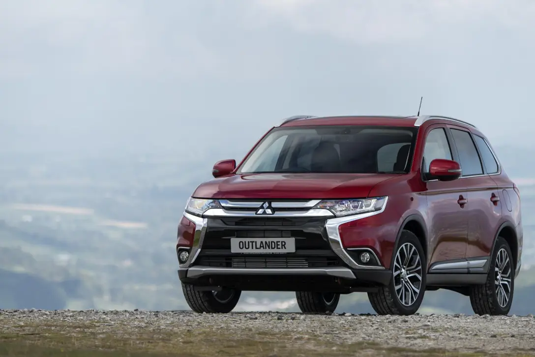 1653508-Mitsubishi-Outlander-2017-03.jpg