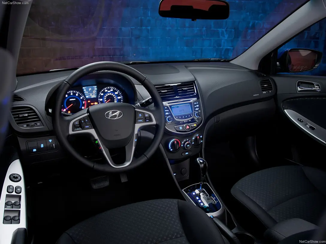 1583344-Hyundai i25 2.jpg