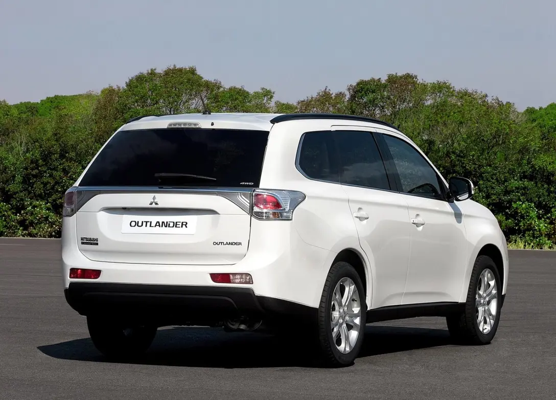 1638674-Mitsubishi-Outlander-2017-04.jpg