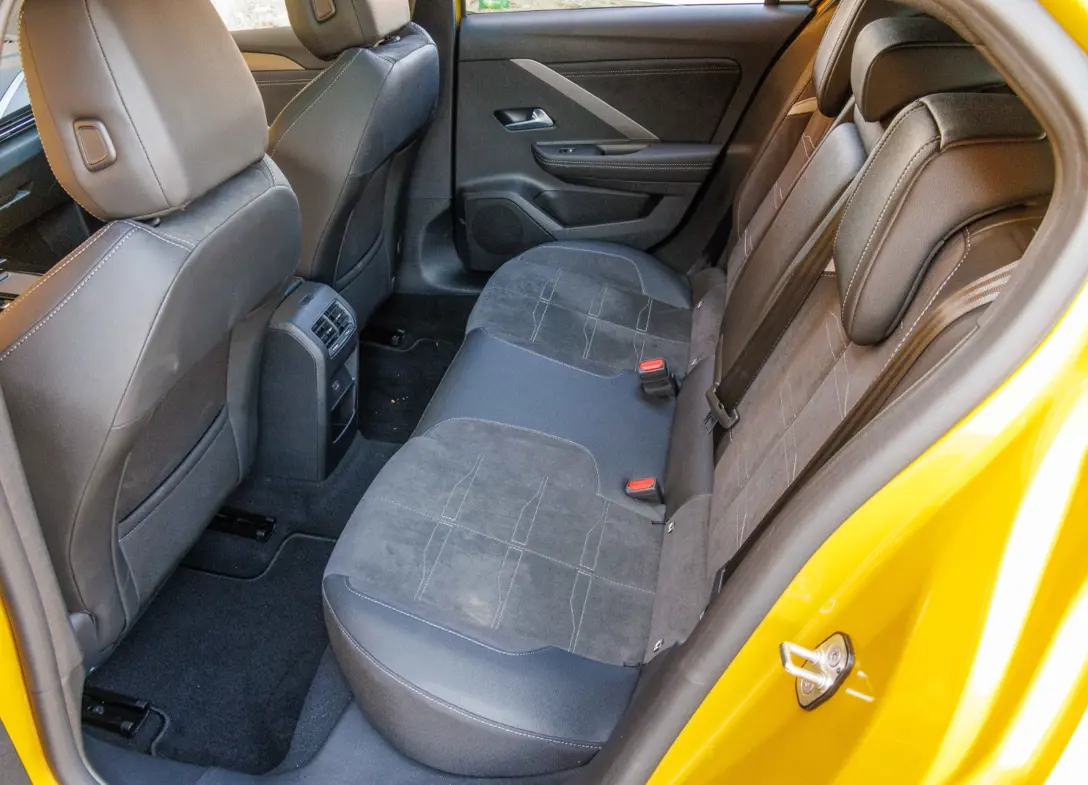1693660-Opel-Astra-2024-10-RT.jpg