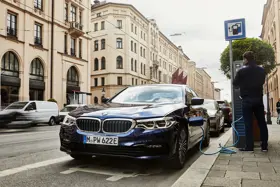 1620435-P90359979_highRes_the-new-bmw-530e-sed.jpg