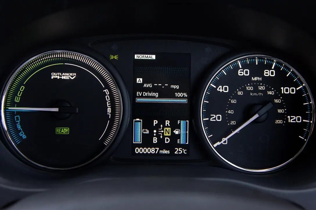 1653428-Mitsubishi-Outlander_PHEV-2016-05.jpg
